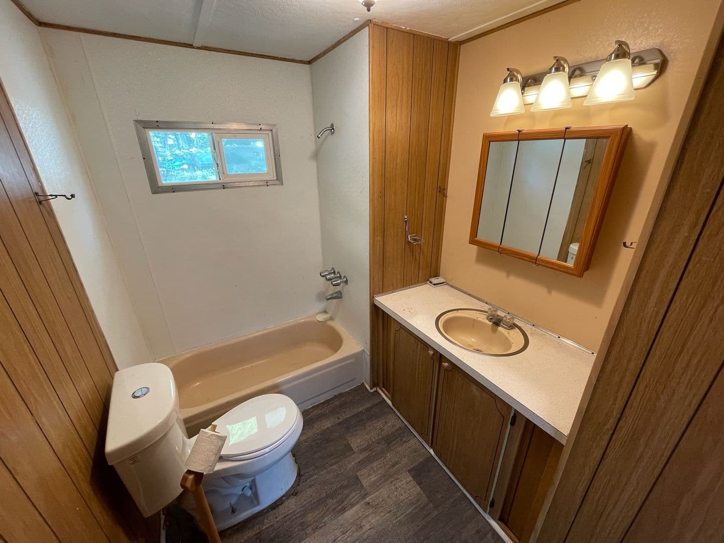 Dunsmuir Apartment: 4159 Dunsmuir Ave