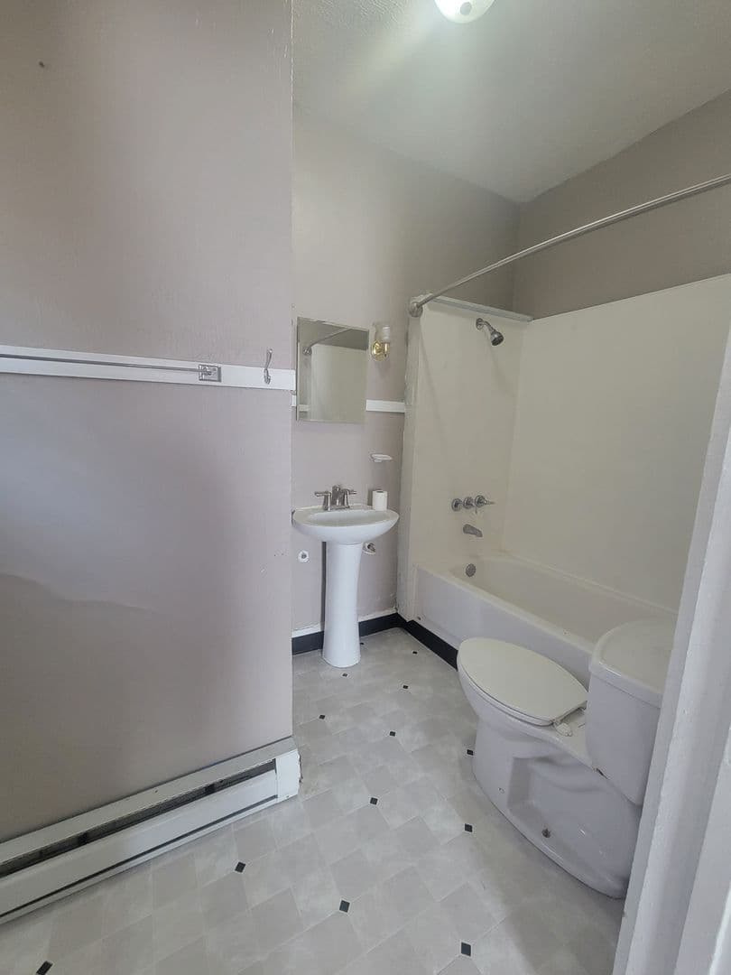 Anderson Apartment: 924 West 5th Street