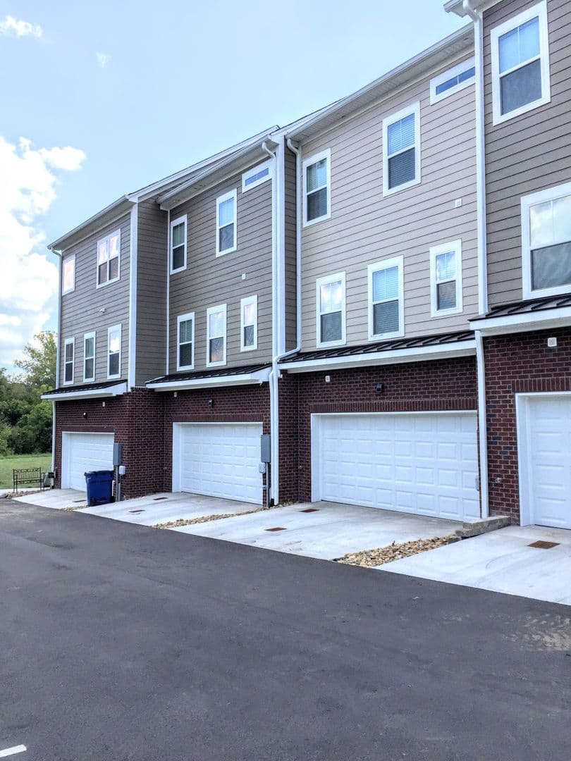 Nashville House: 8100 Lenox Creekside Drive