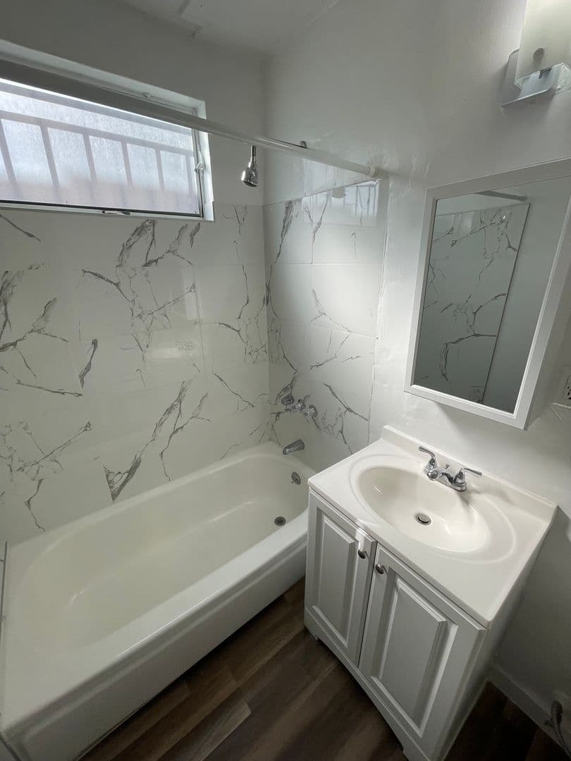 Los Angeles Apartment: 916 West 84th St