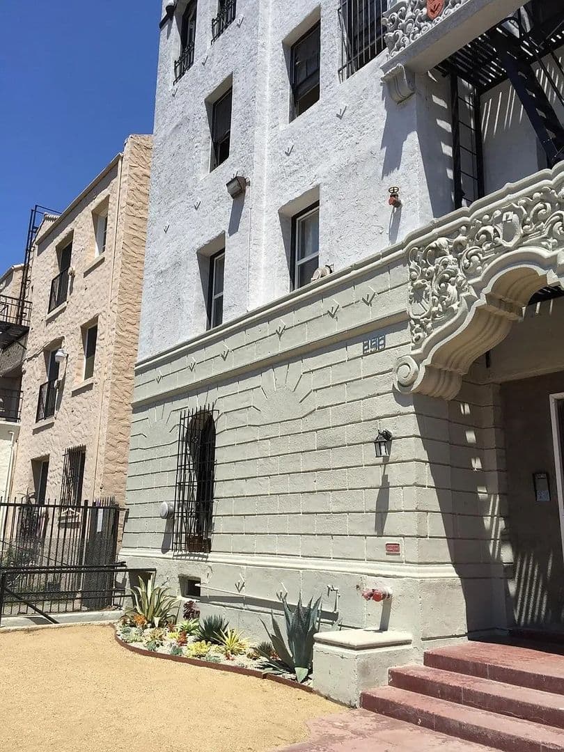 Los Angeles Apartment: 250 S Kenmore Ave