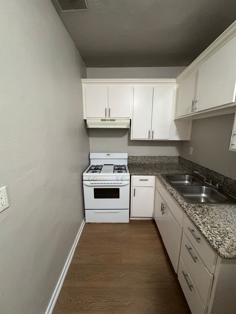 Los Angeles Apartment: 250 S Kenmore Ave