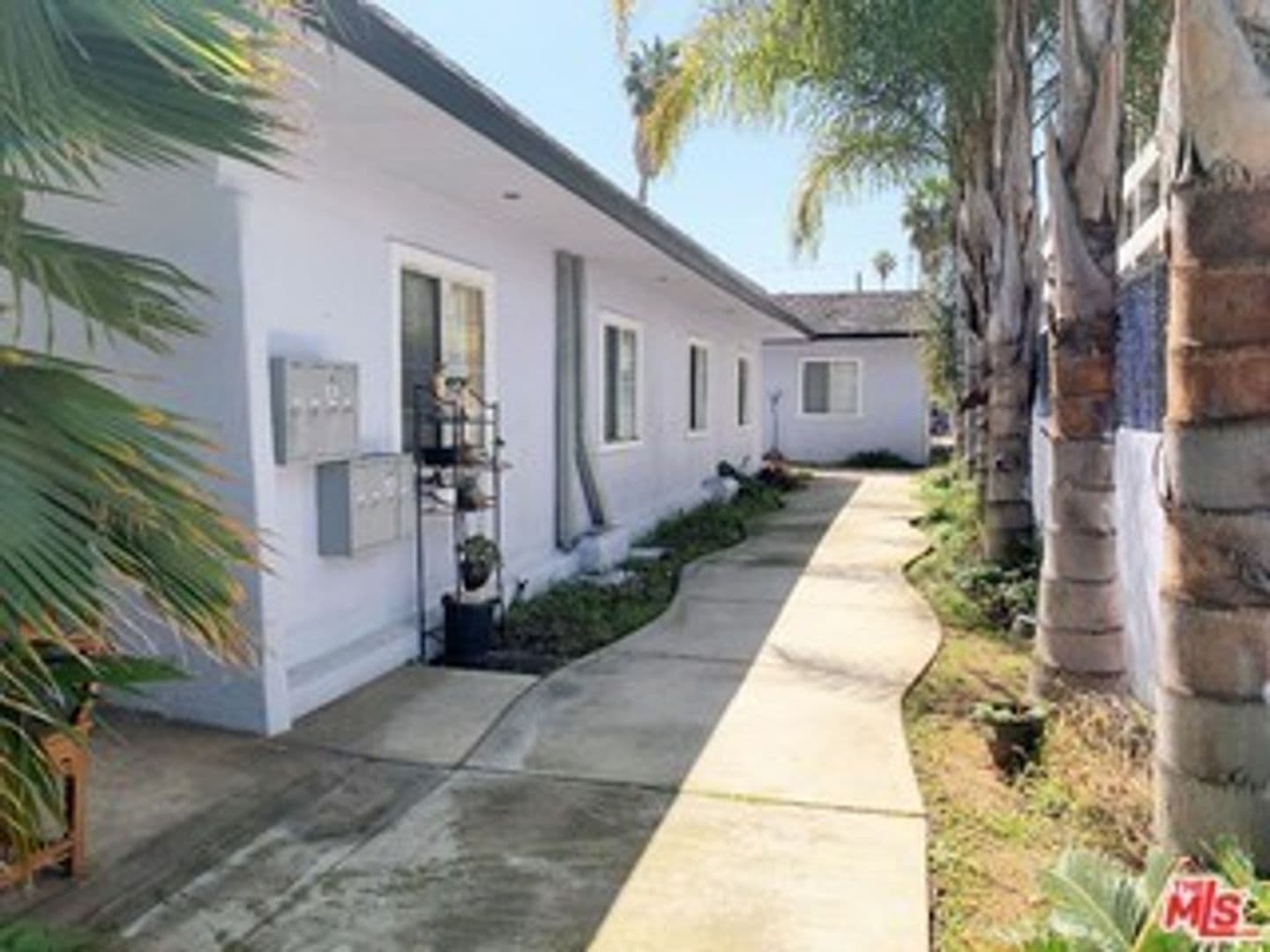 Los Angeles Apartment: 928 W 83rd St