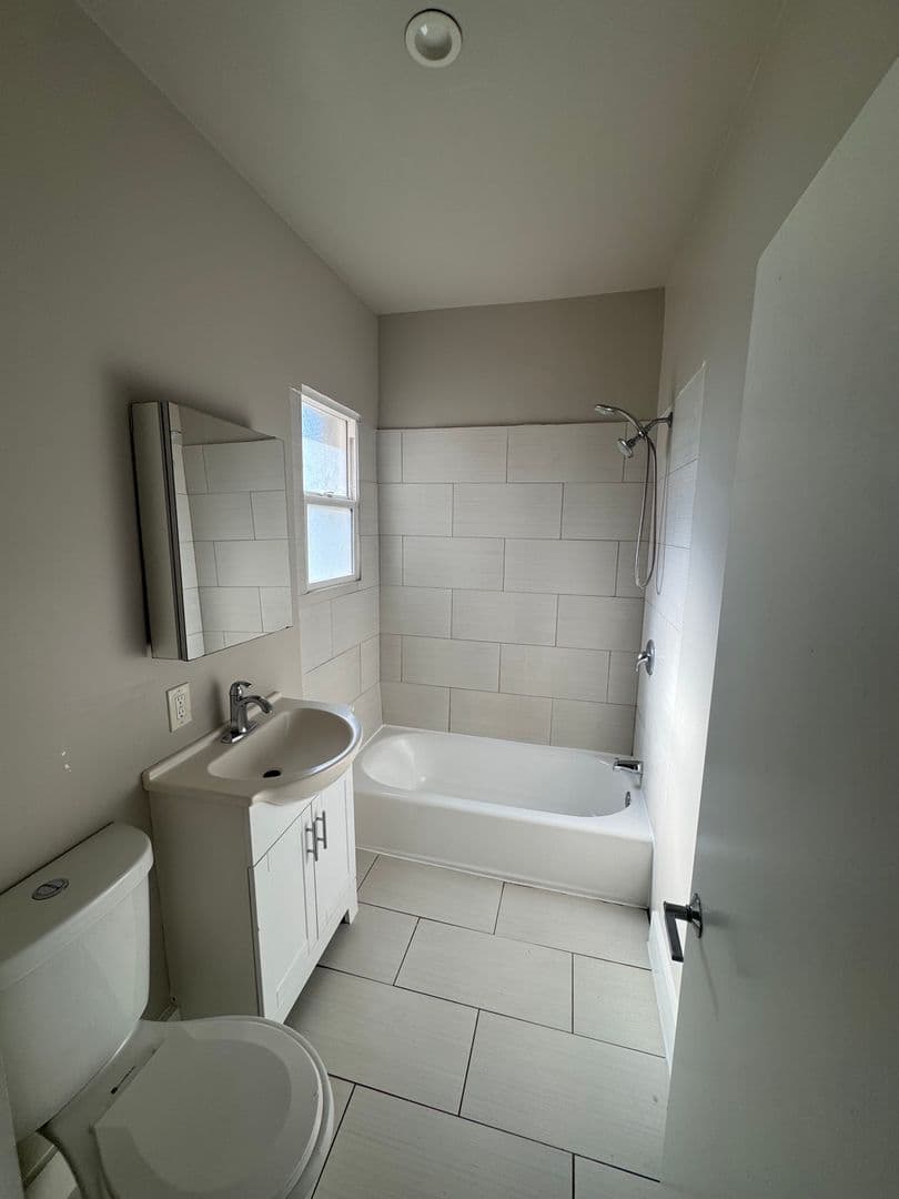 Los Angeles Apartment: 250 S Kenmore Ave