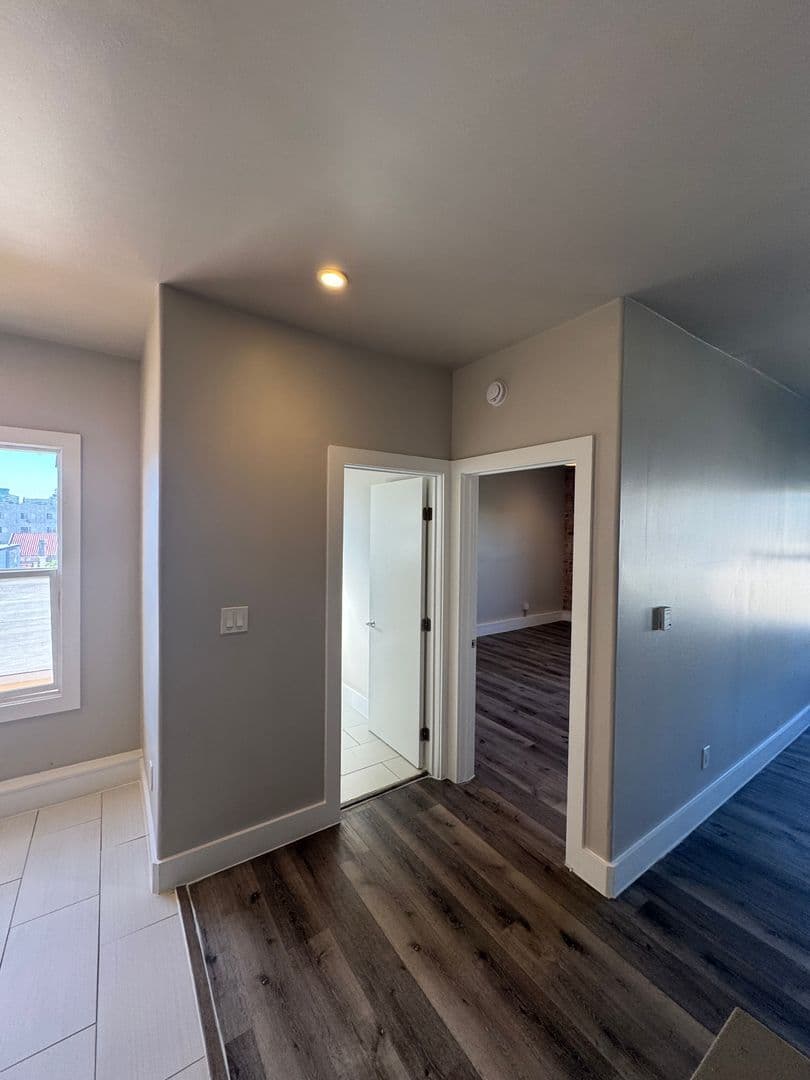 Los Angeles Apartment: 250 S Kenmore Ave