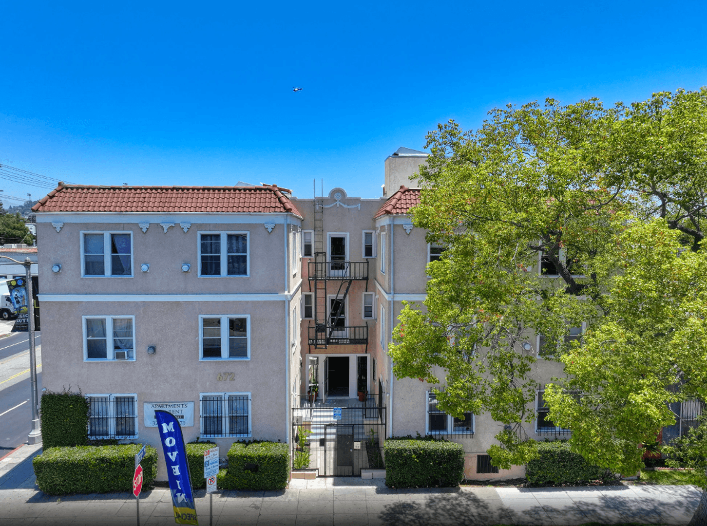 Los Angeles Apartment: 672 N Kenmore Ave