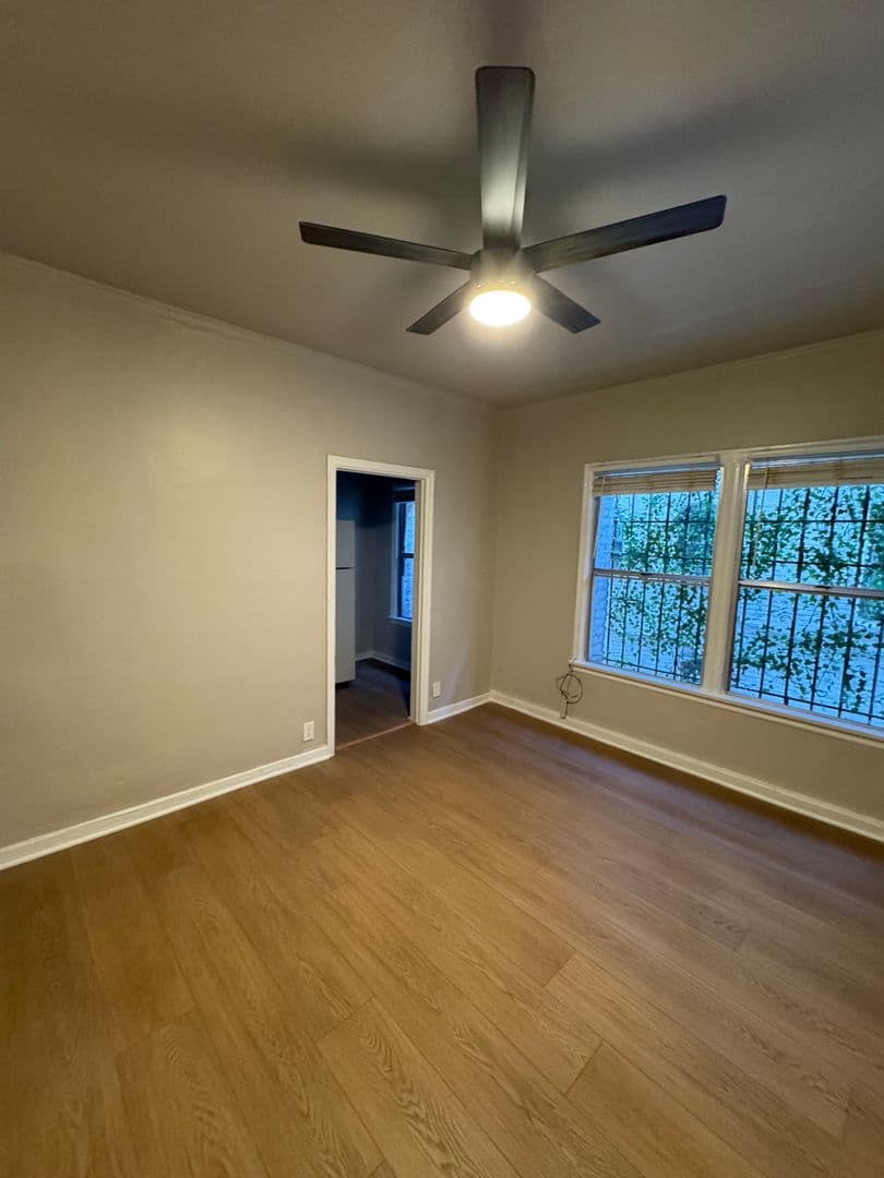 Los Angeles Apartment: 250 S Kenmore Ave
