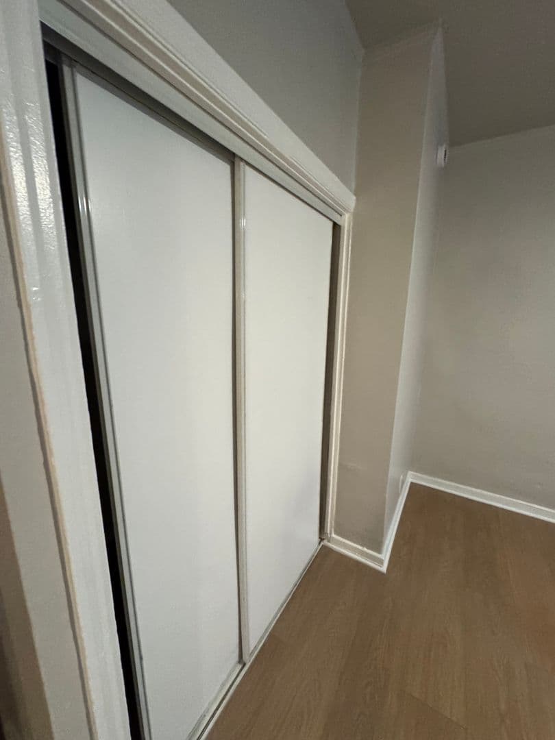 Los Angeles Apartment: 250 S Kenmore Ave