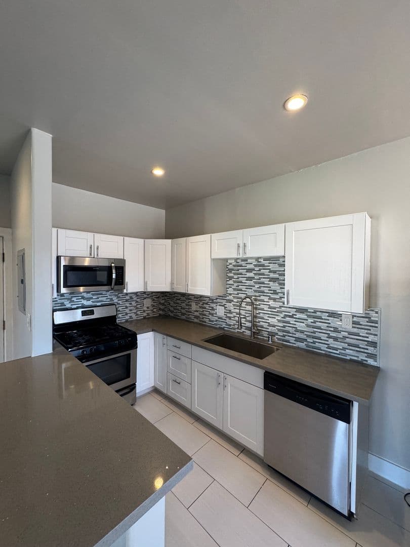Los Angeles Apartment: 250 S Kenmore Ave