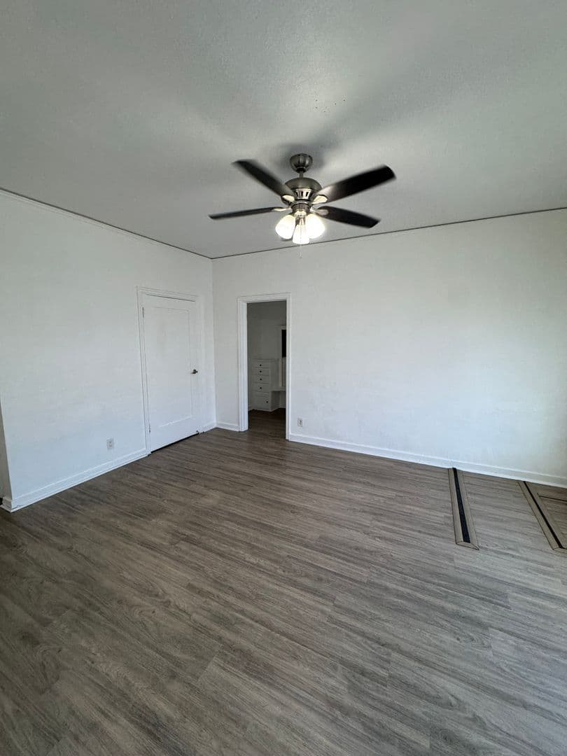Los Angeles Apartment: 250 S Kenmore Ave