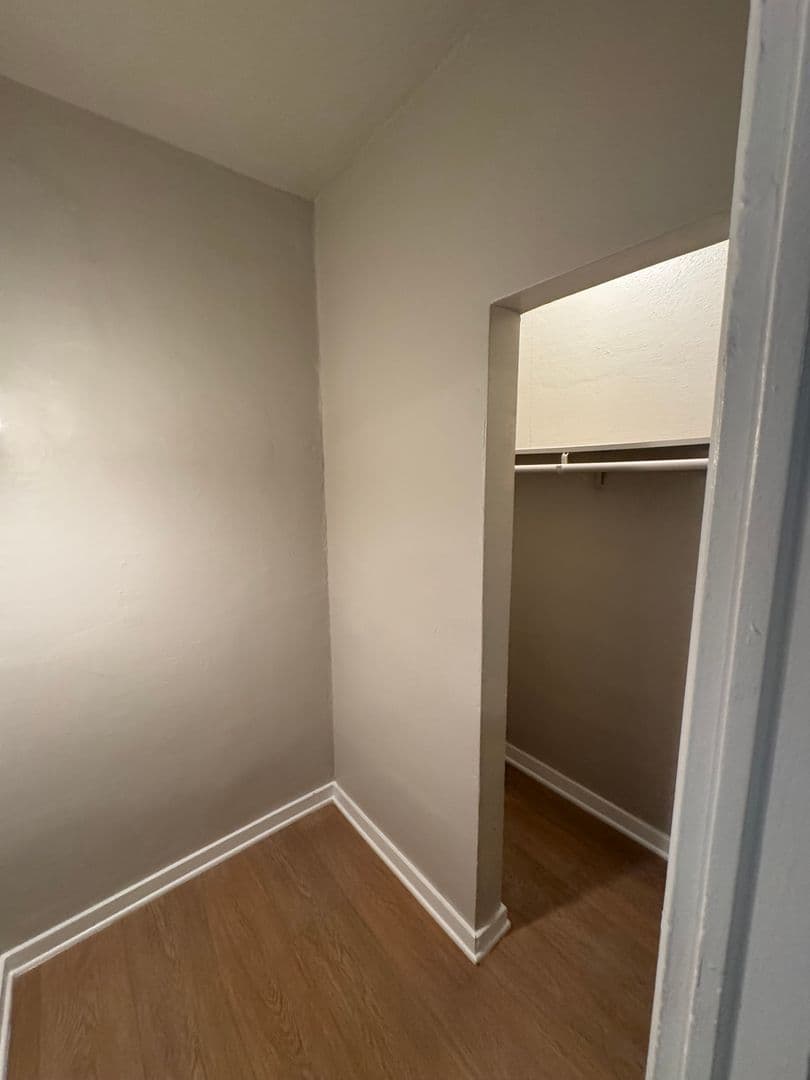 Los Angeles Apartment: 250 S Kenmore Ave