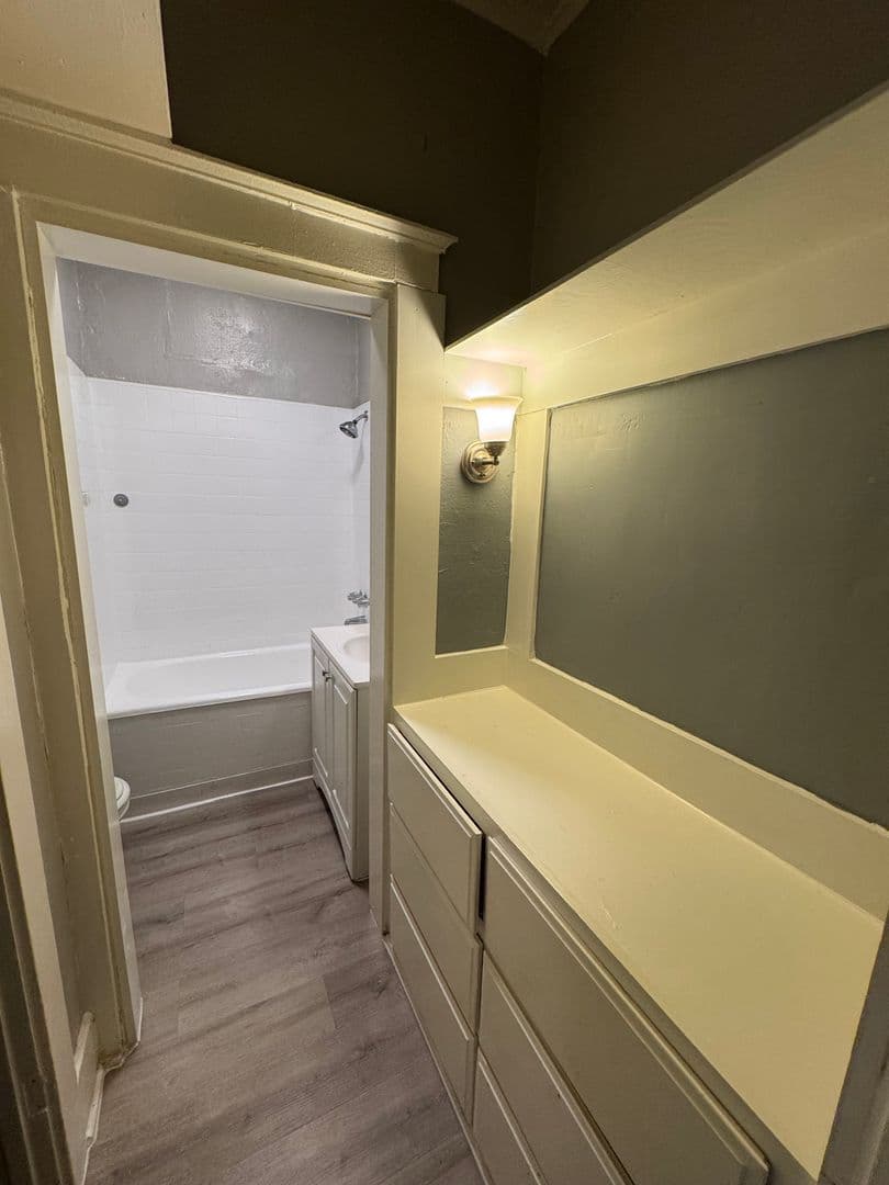 Los Angeles Apartment: 446 S Rampart Blvd