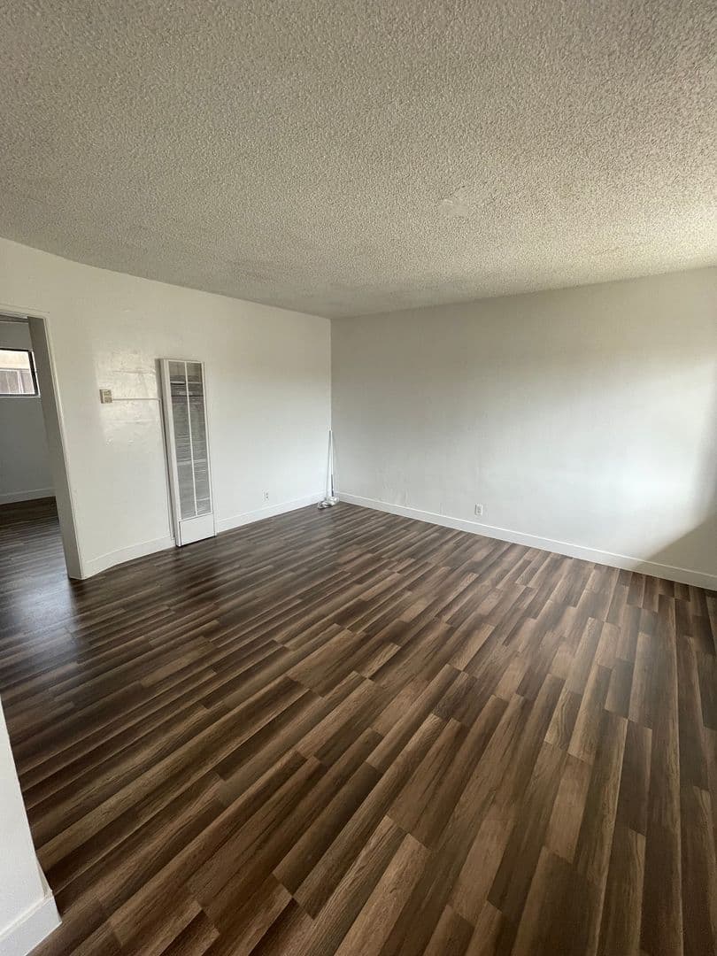 Los Angeles Apartment: 916 West 84th St