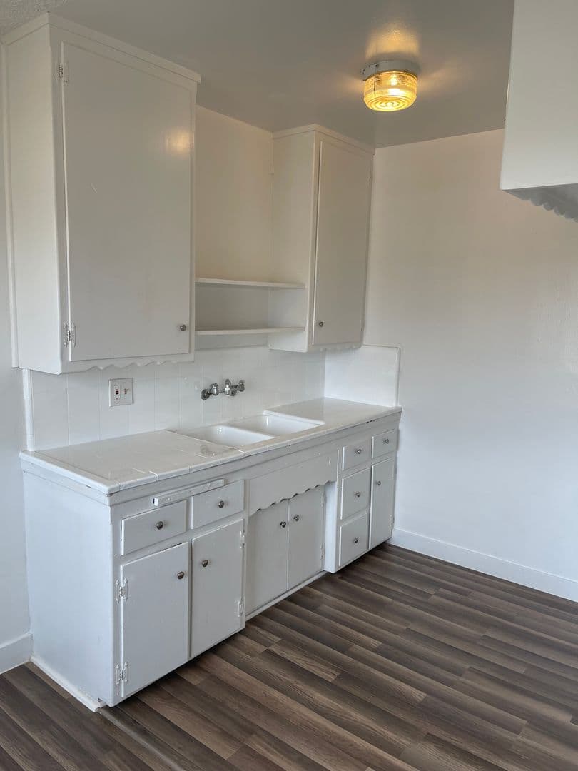 Los Angeles Apartment: 916 West 84th St