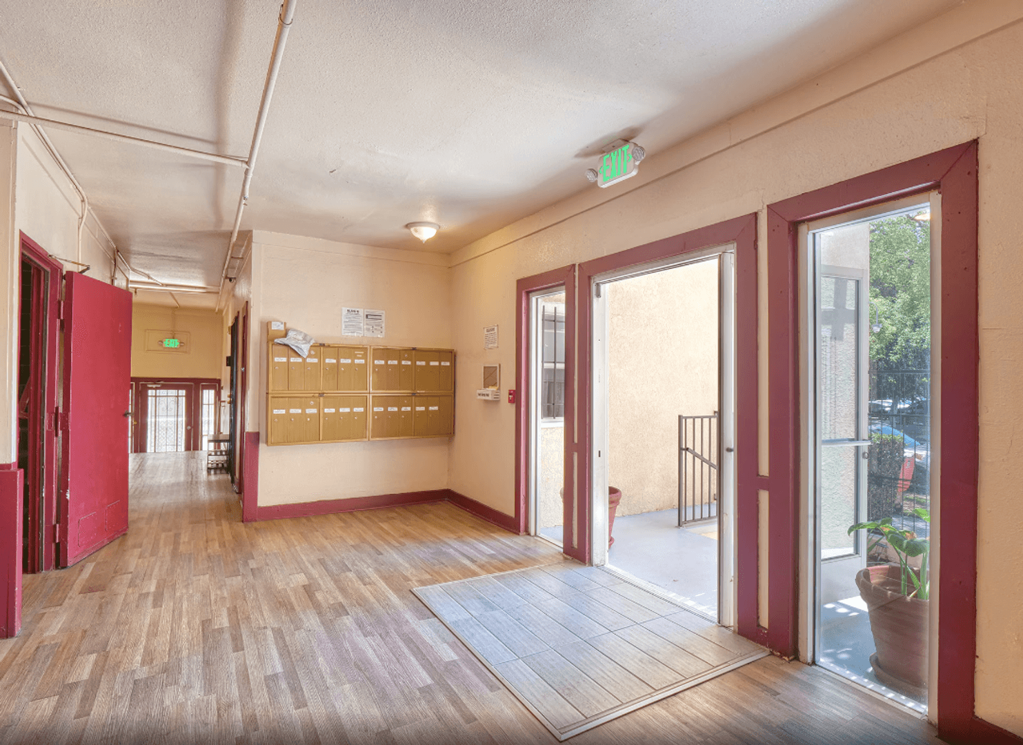 Los Angeles Apartment: 672 N Kenmore Ave