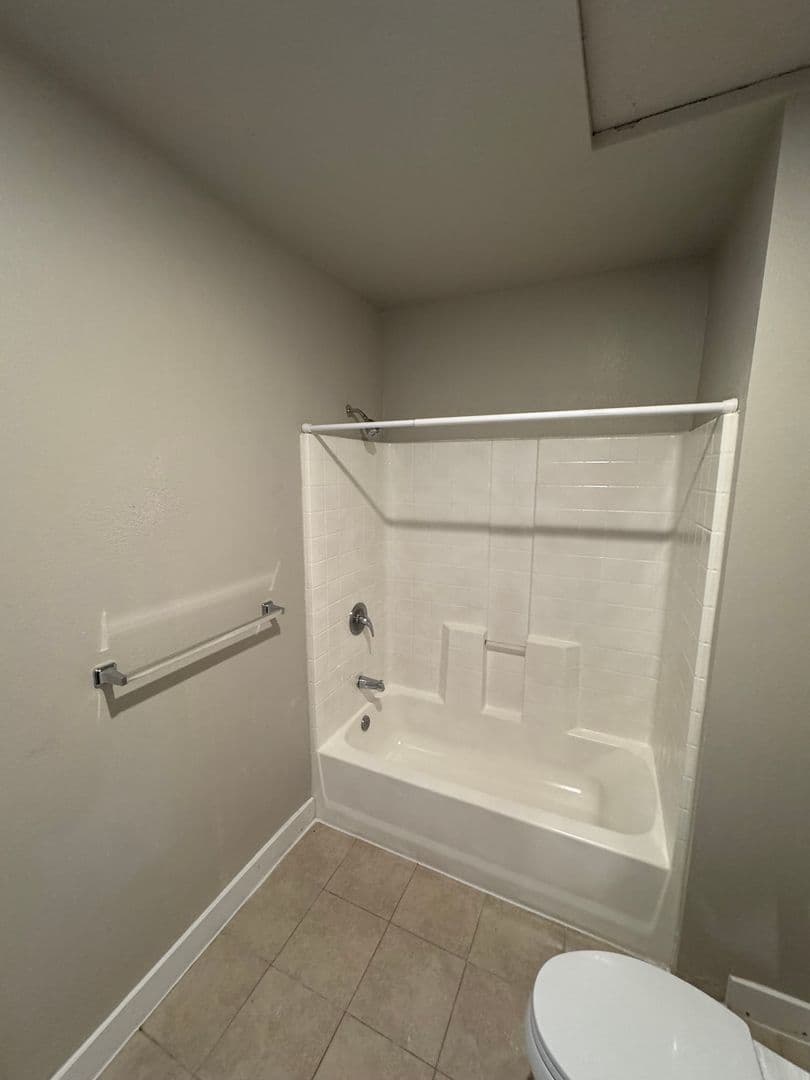 Los Angeles Apartment: 928 W 83rd St