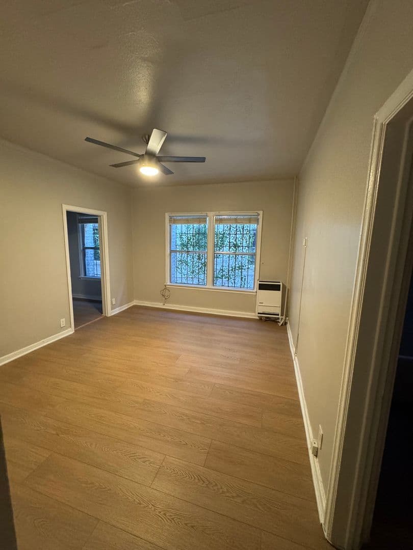Los Angeles Apartment: 250 S Kenmore Ave