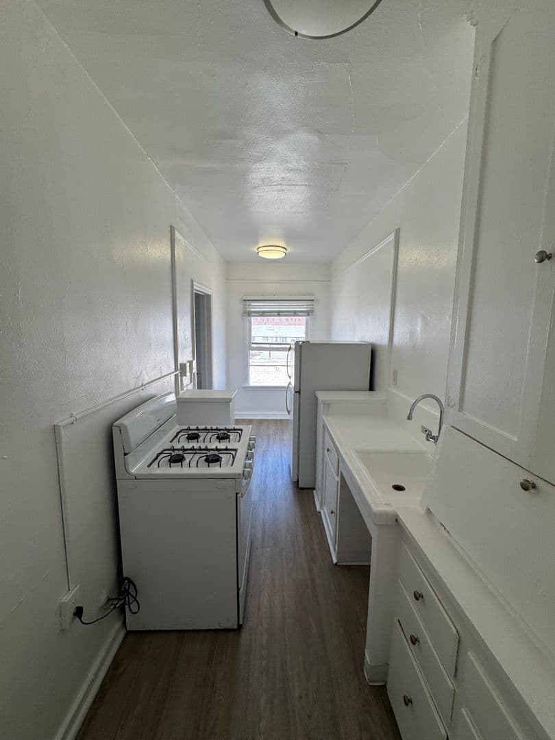 Los Angeles Apartment: 250 S Kenmore Ave