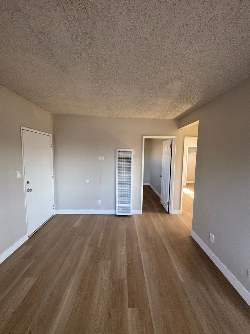Los Angeles Apartment: 517 West 84th Street