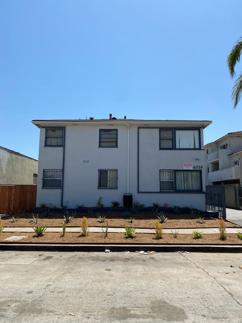 Los Angeles Apartment: 6714 11th Ave