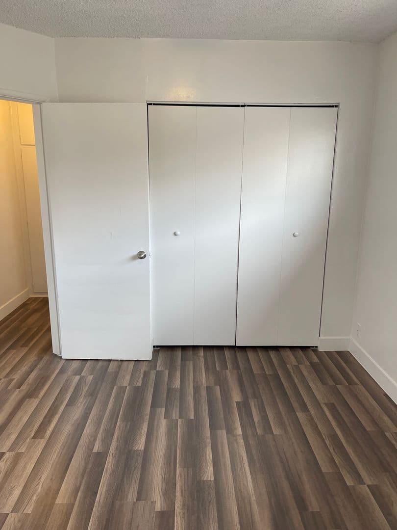 Los Angeles Apartment: 916 West 84th St
