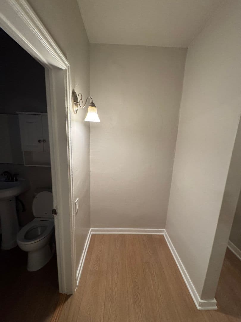 Los Angeles Apartment: 250 S Kenmore Ave