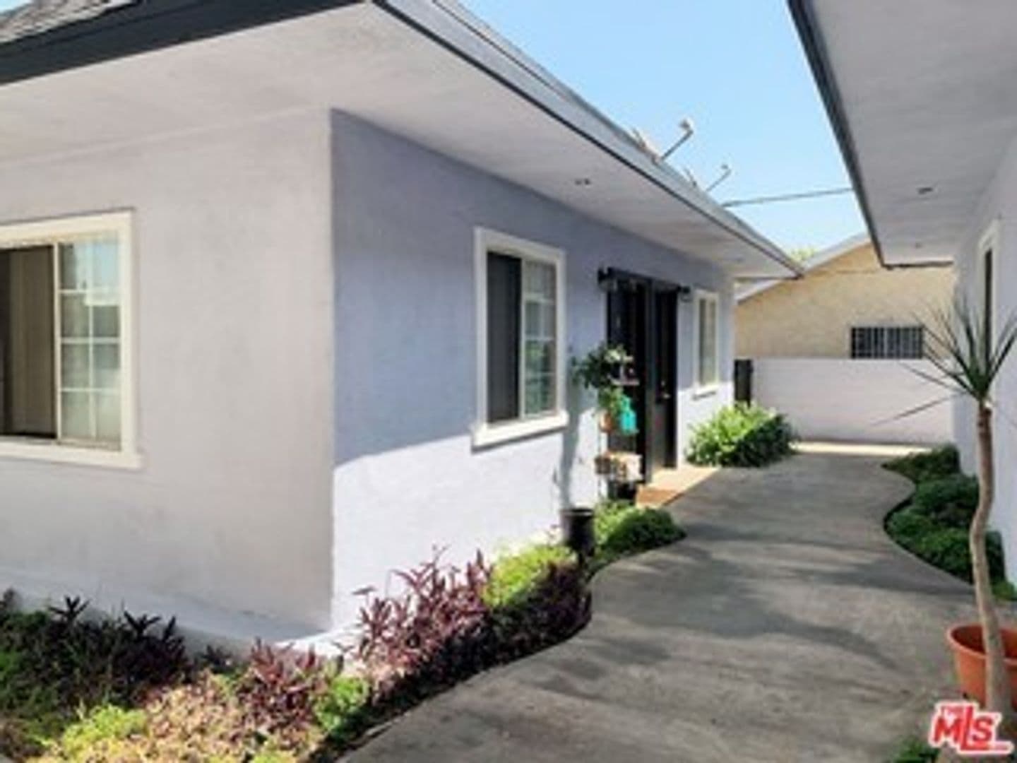 Los Angeles Apartment: 928 W 83rd St