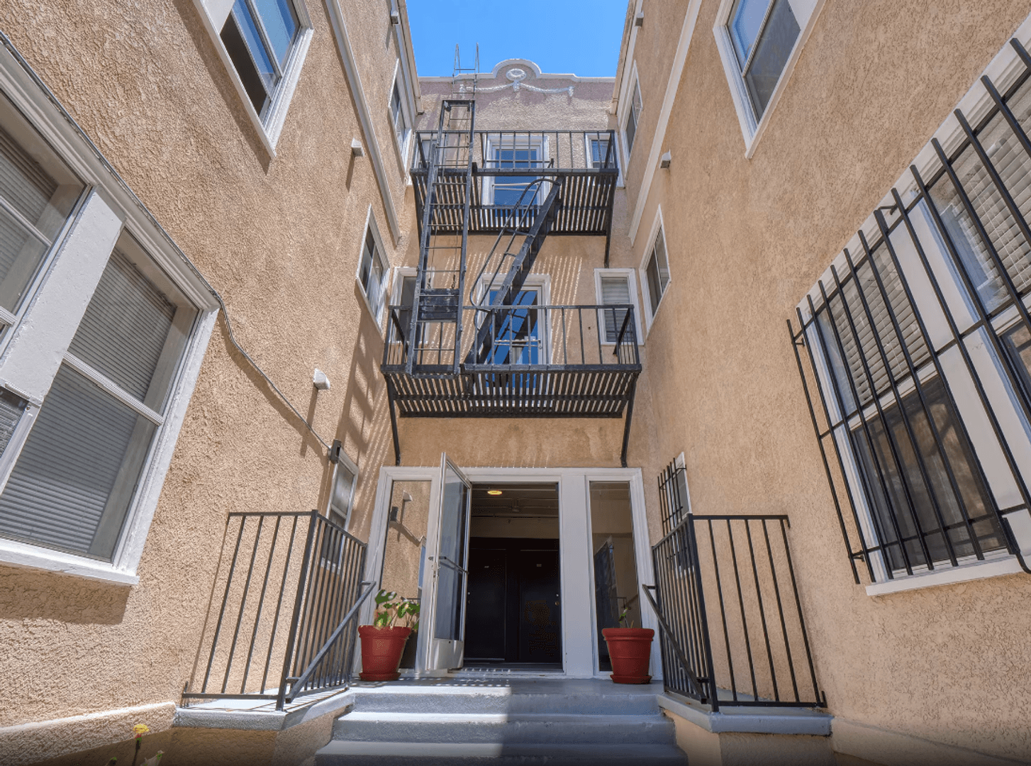 Los Angeles Apartment: 672 N Kenmore Ave
