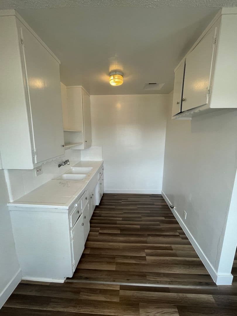 Los Angeles Apartment: 916 West 84th St