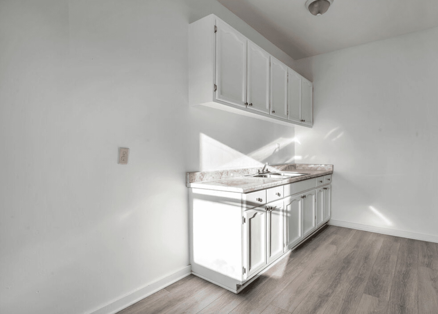 Los Angeles Apartment: 1628 W 45th Street