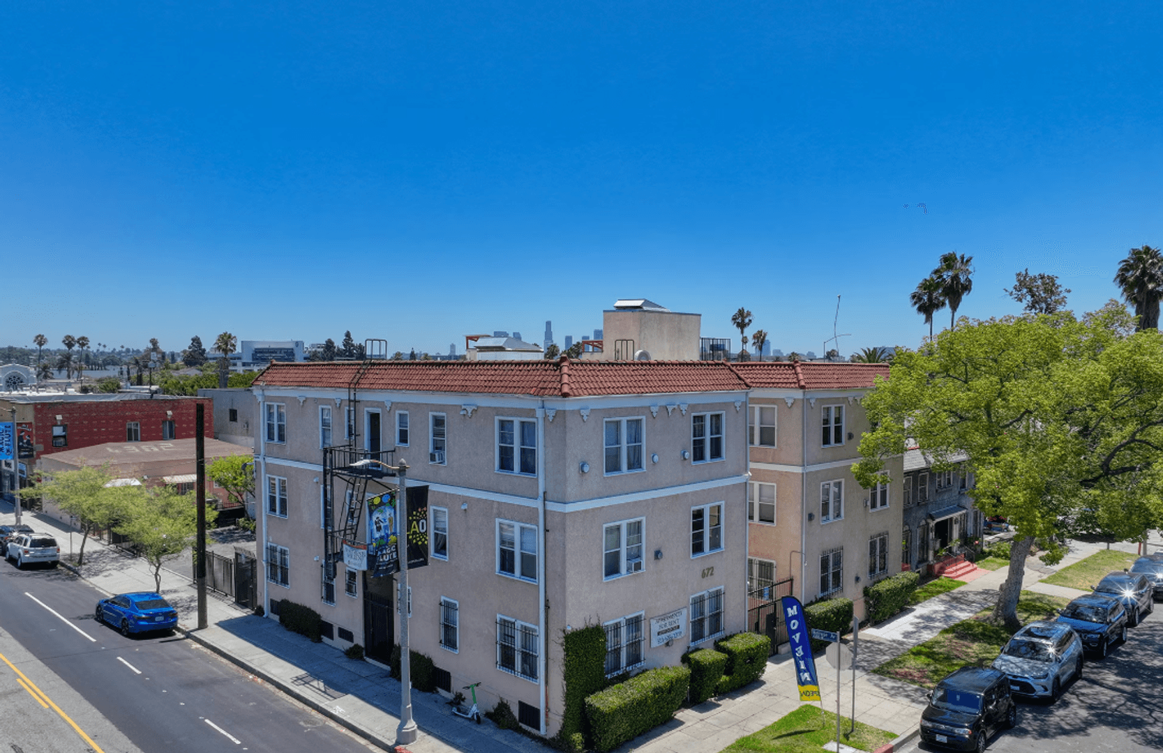 Los Angeles Apartment: 672 N Kenmore Ave