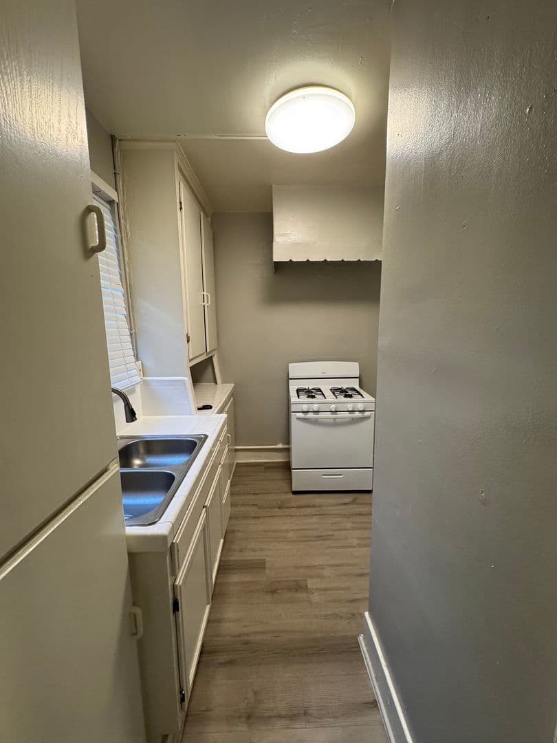 Los Angeles Apartment: 446 S Rampart Blvd