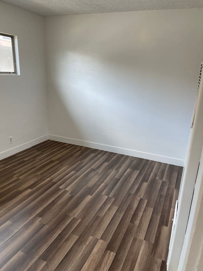 Los Angeles Apartment: 916 West 84th St