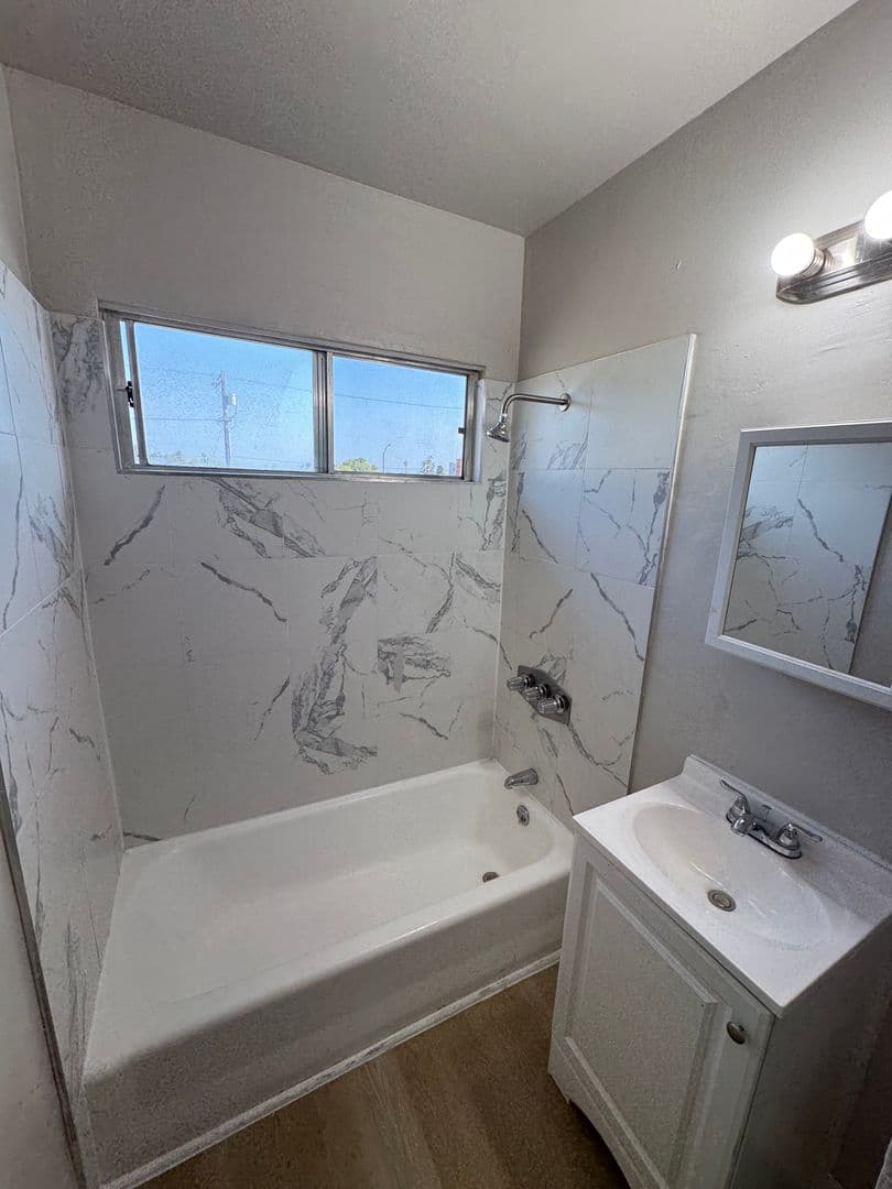 Los Angeles Apartment: 6714 11th Ave