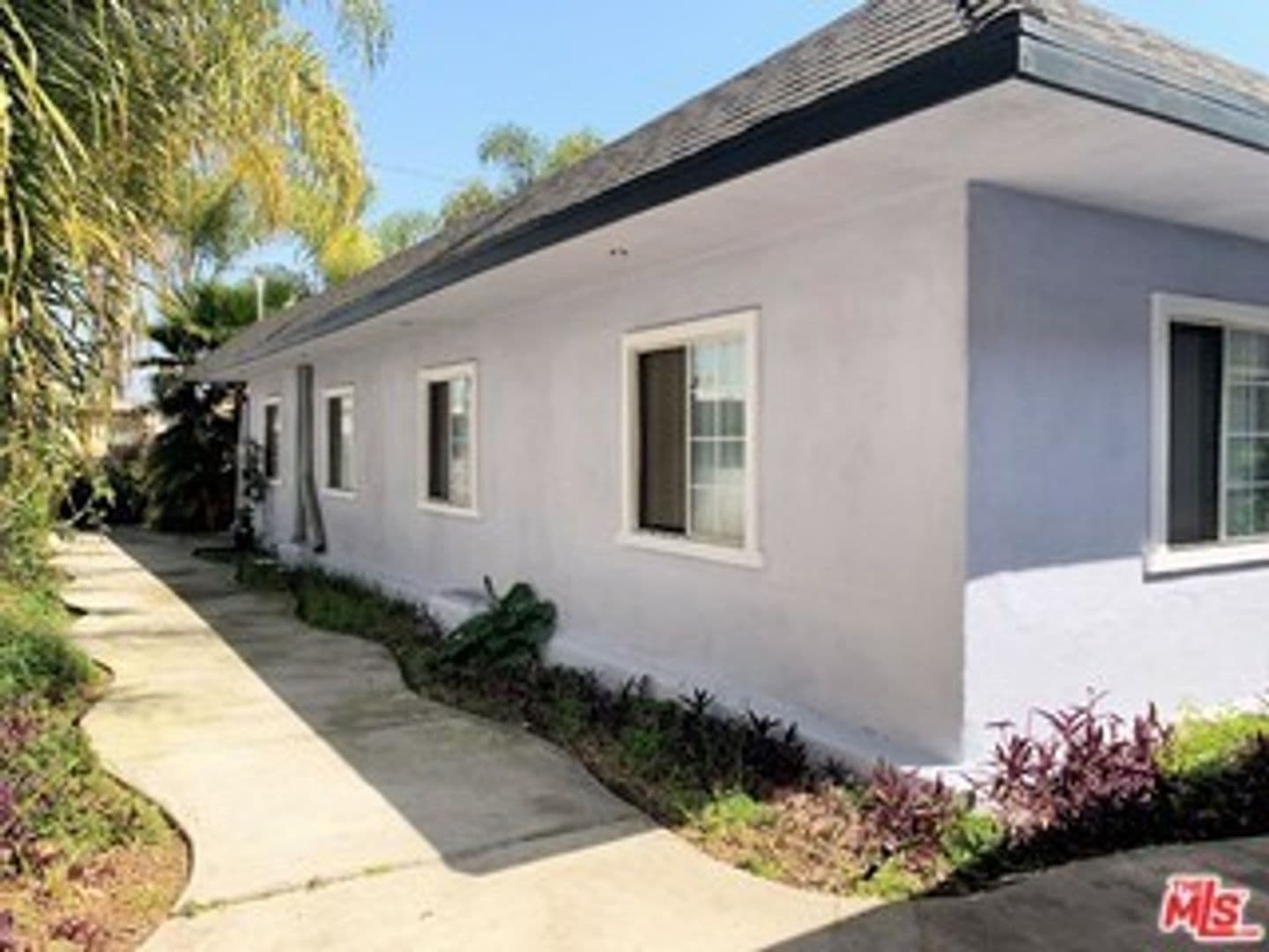 Los Angeles Apartment: 928 W 83rd St
