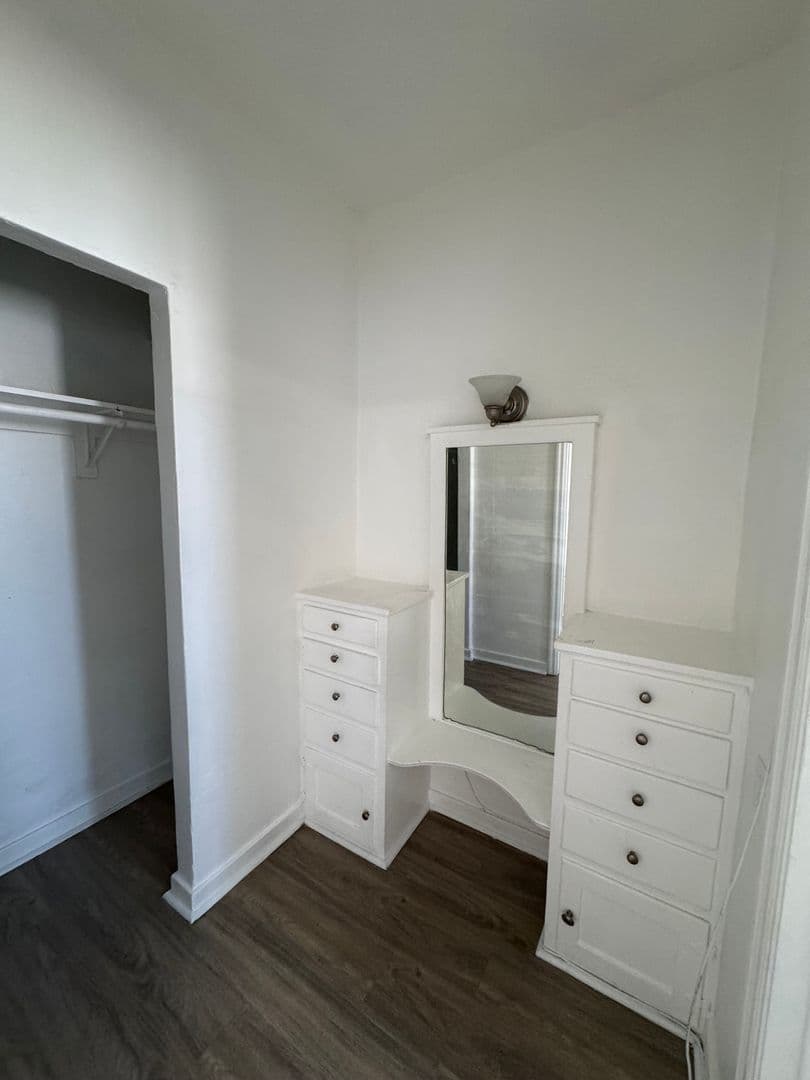 Los Angeles Apartment: 250 S Kenmore Ave