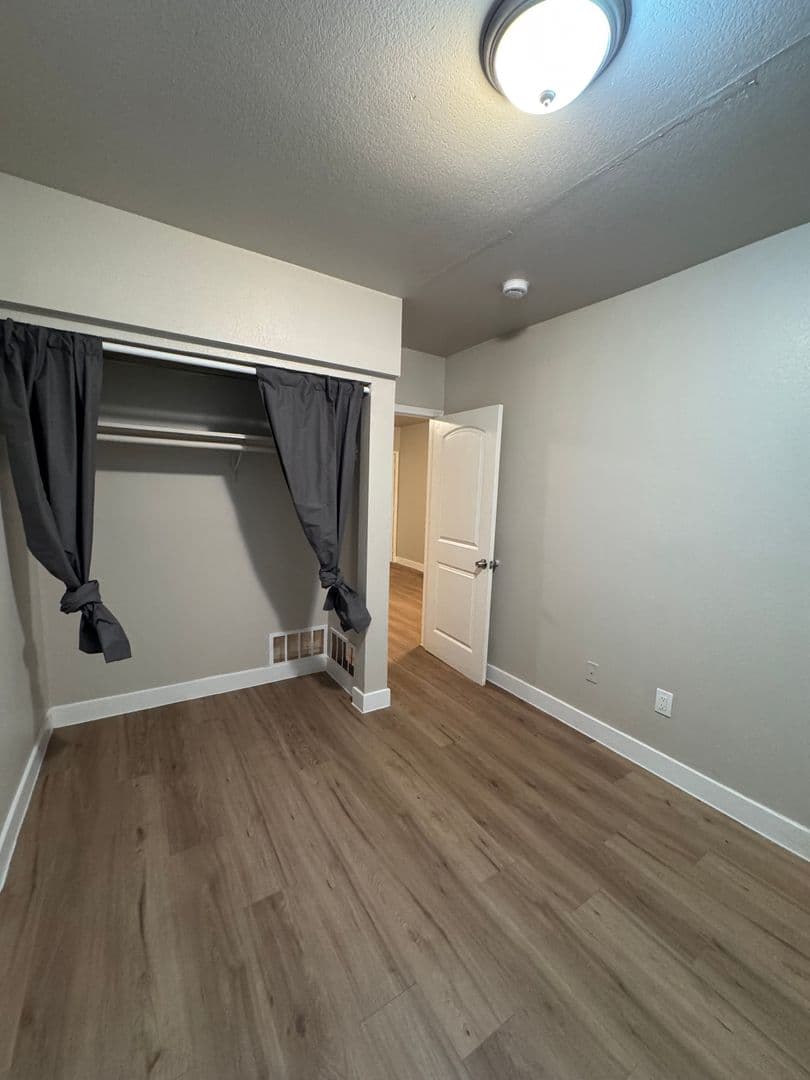 Los Angeles Apartment: 928 W 83rd St