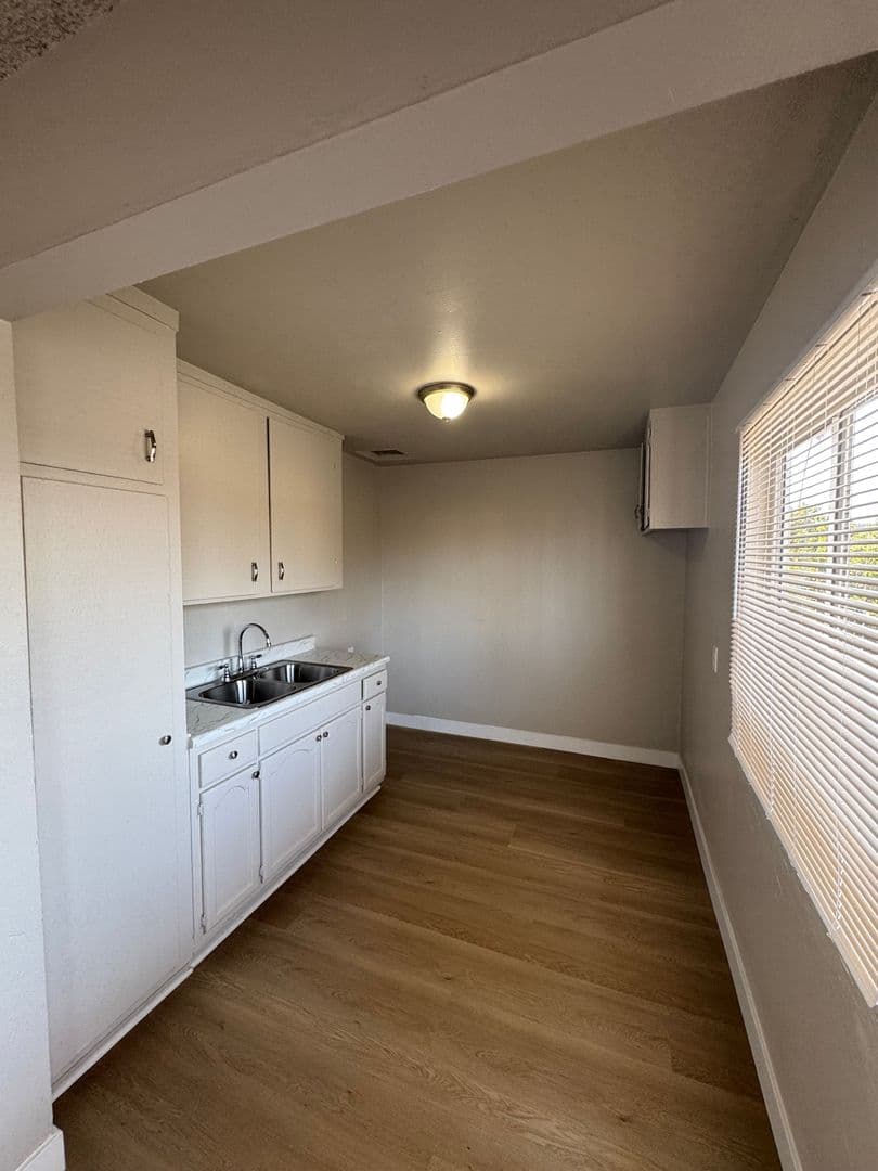 Los Angeles Apartment: 517 West 84th Street