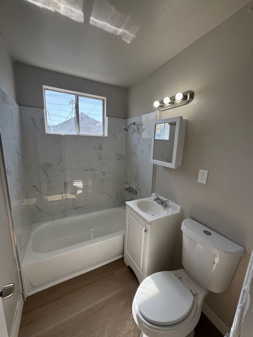 Los Angeles Apartment: 517 West 84th Street