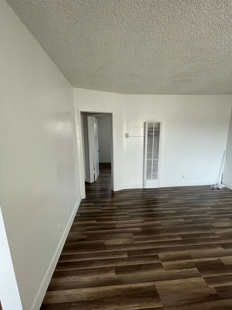 Los Angeles Apartment: 916 West 84th St