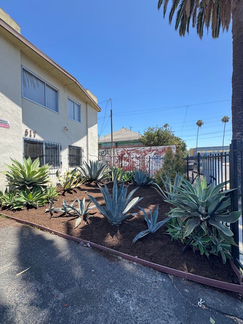 Los Angeles Apartment: 517 West 84th Street