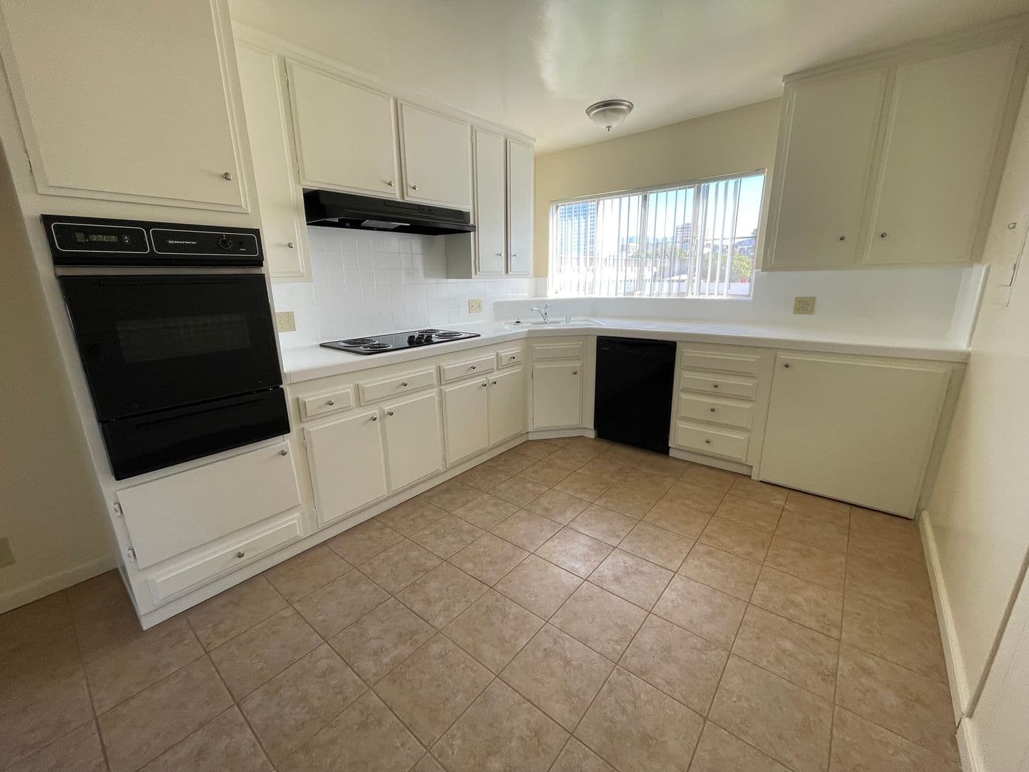 Glendale Apartment: 450 W. Doran St.
