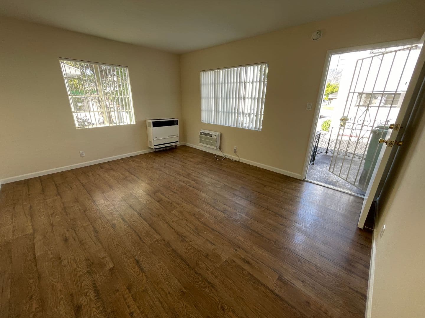 Glendale Apartment: 522 W. Glenoaks Blvd. #B
