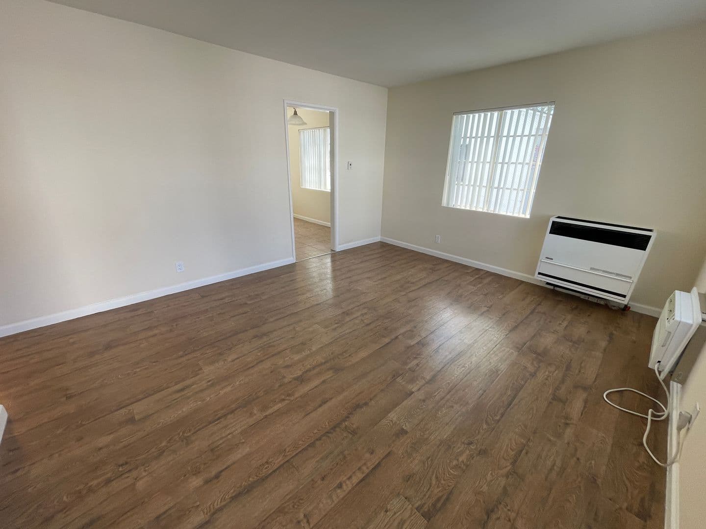 Glendale Apartment: 522 W. Glenoaks Blvd. #B