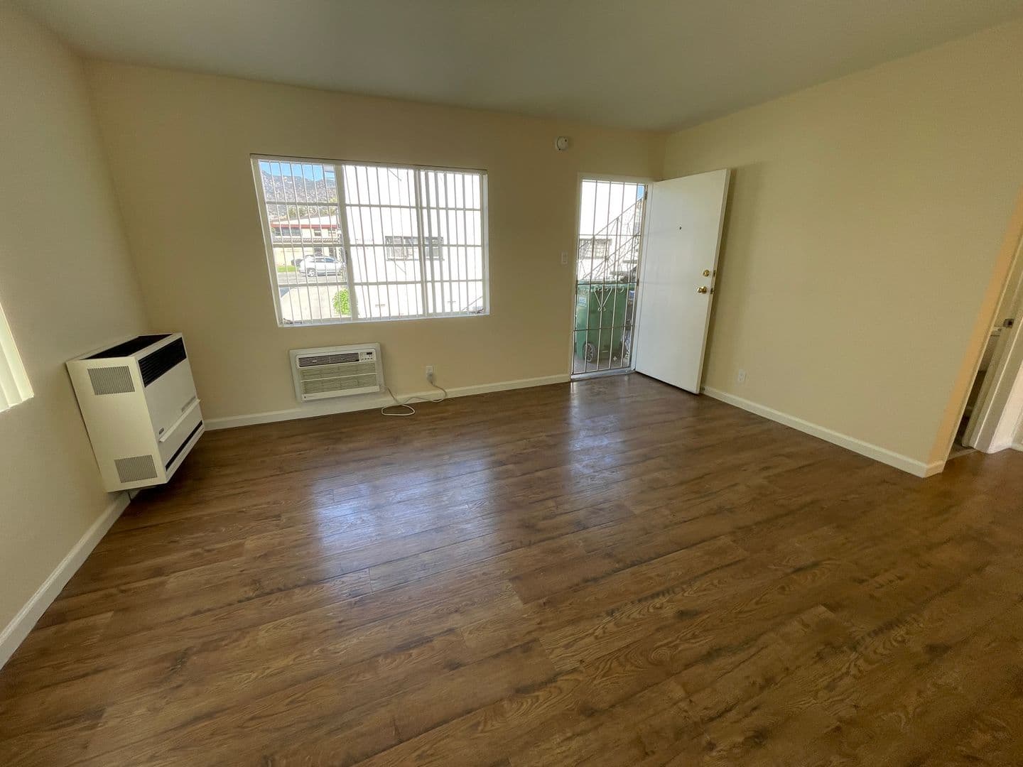 Glendale Apartment: 522 W. Glenoaks Blvd. #B