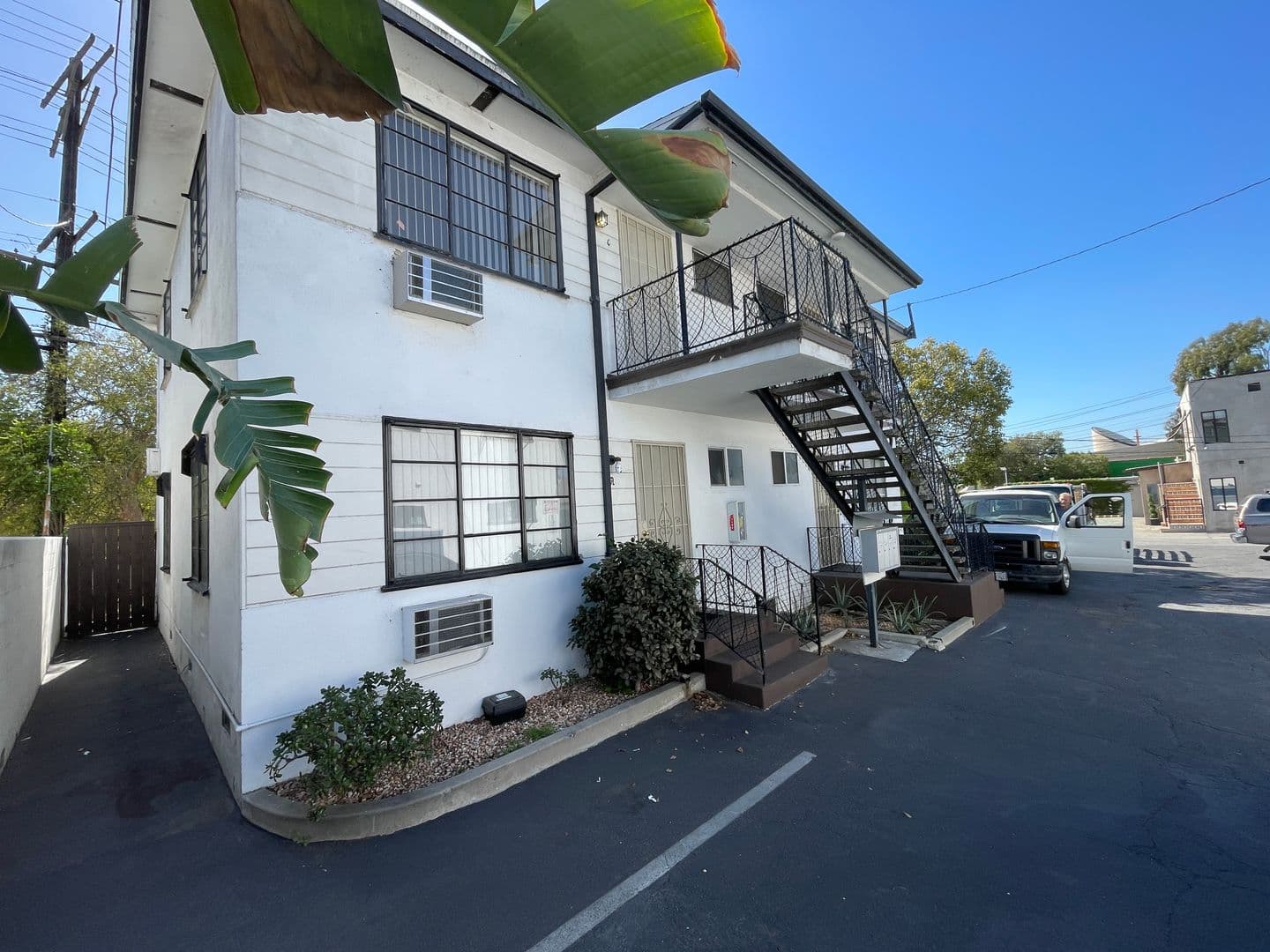 Glendale Apartment: 522 W. Glenoaks Blvd. #B
