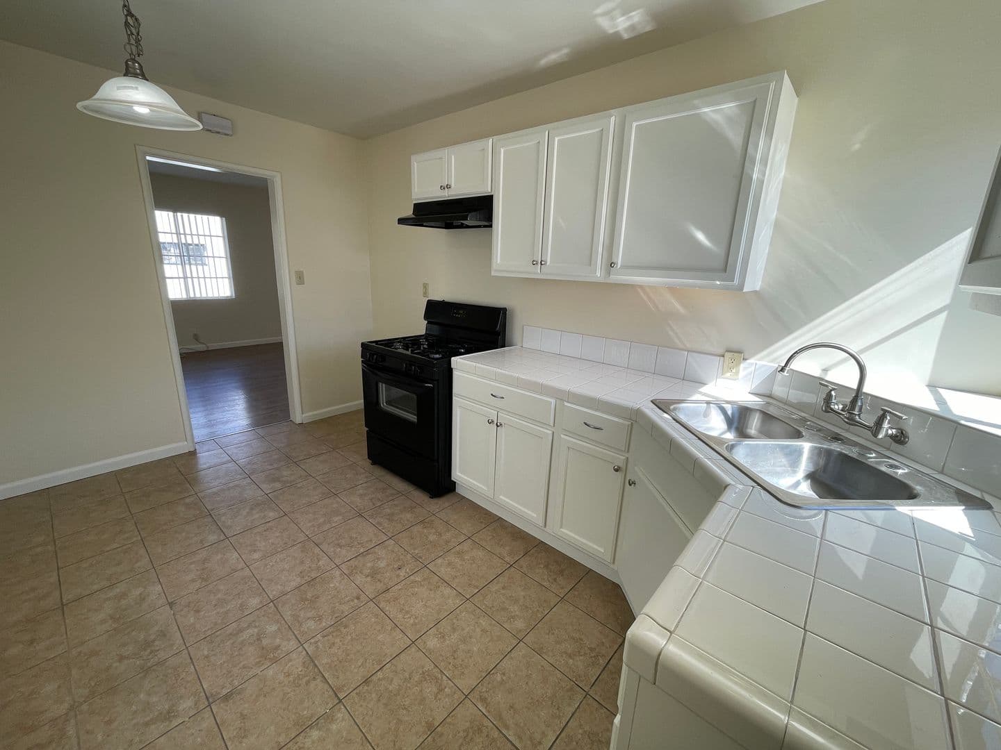 Glendale Apartment: 522 W. Glenoaks Blvd. #B
