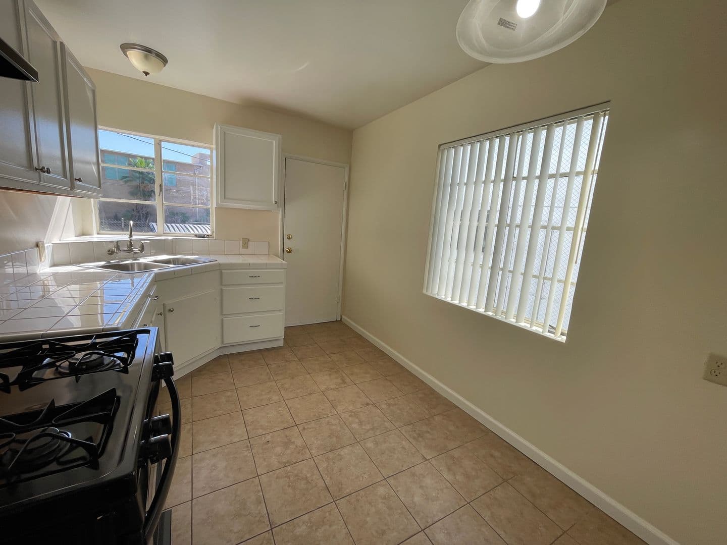 Glendale Apartment: 522 W. Glenoaks Blvd. #B