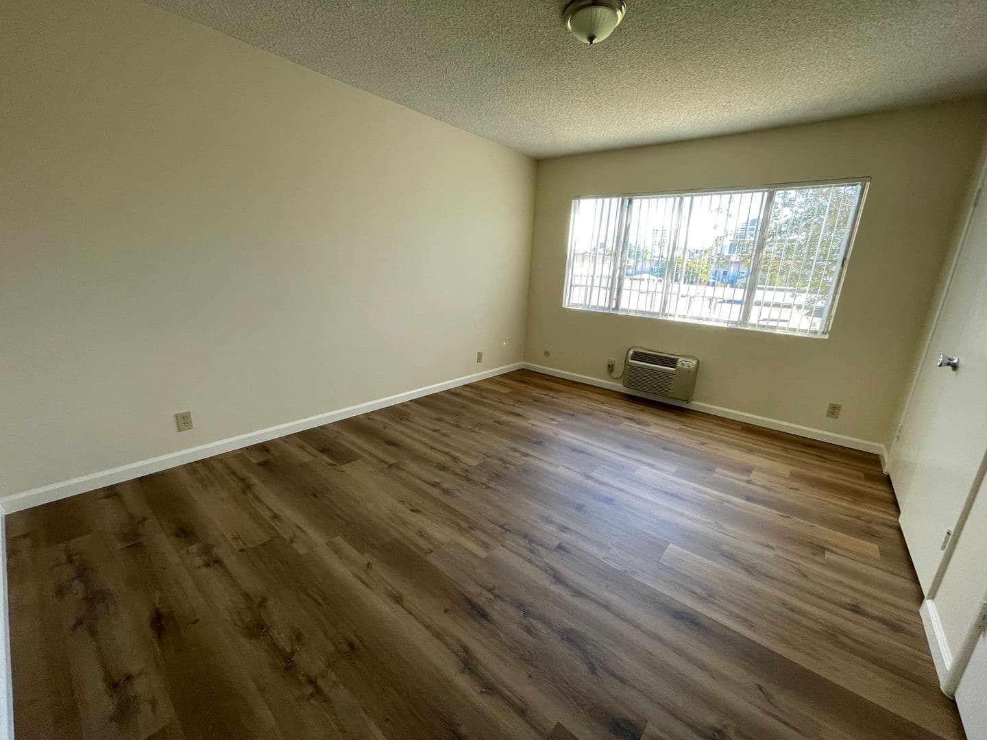 Glendale Apartment: 450 W. Doran St.