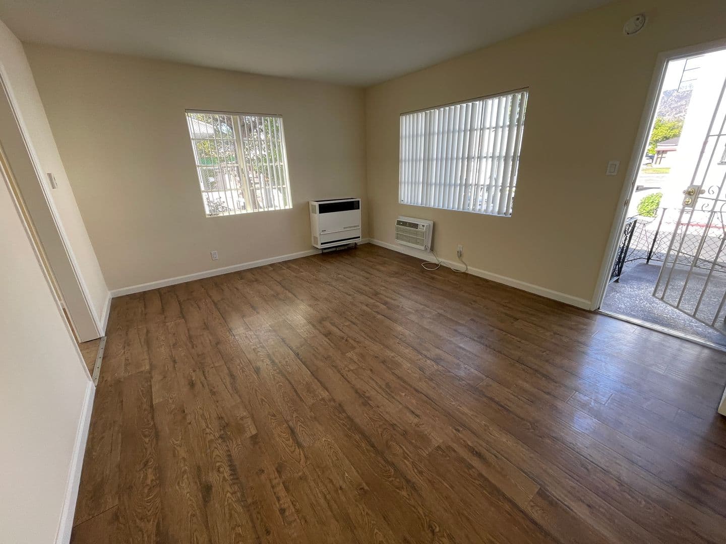 Glendale Apartment: 522 W. Glenoaks Blvd. #B